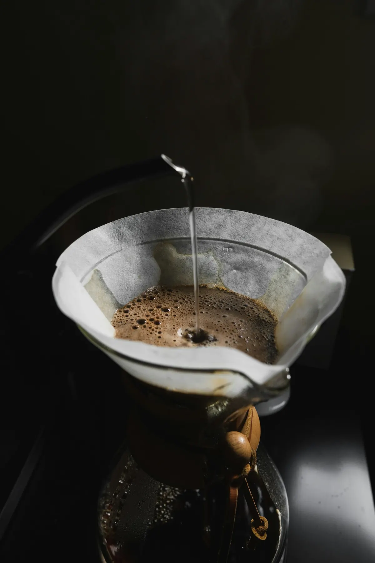 Café coado em um ambiente escuro